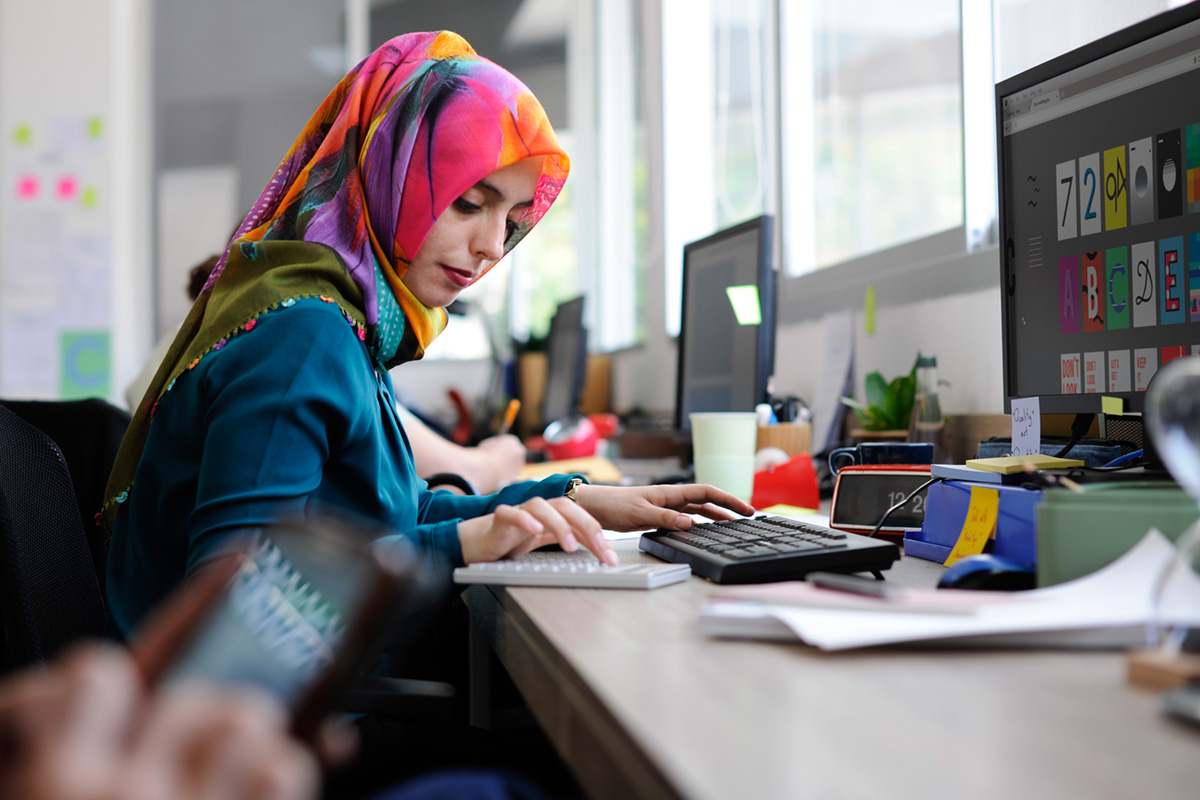 A female student working in front of the computer.